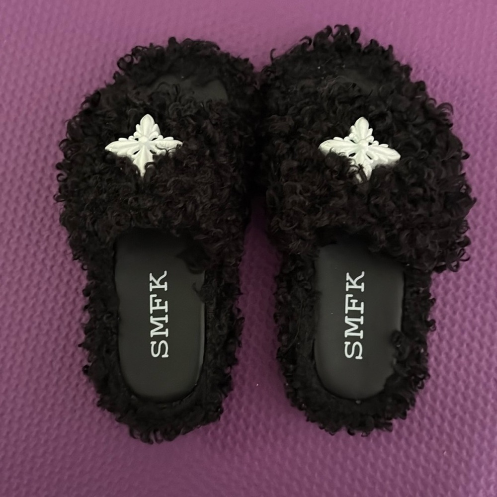 SMFK Compass black velvet slippers like new